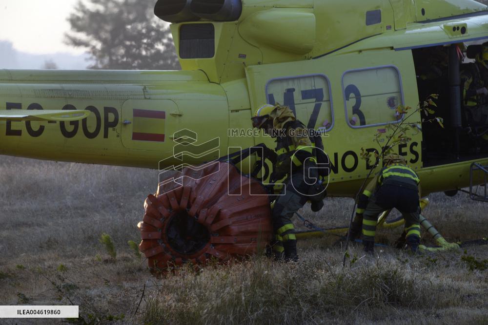 The forest fire in Vilardevós (Ourense) is still active.