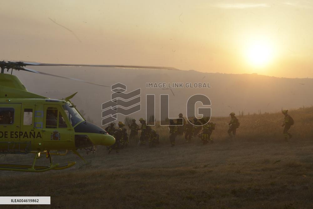 The forest fire in Vilardevós (Ourense) is still active.