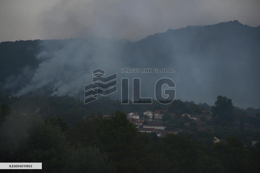 The forest fire in Vilardevós (Ourense) is still active.