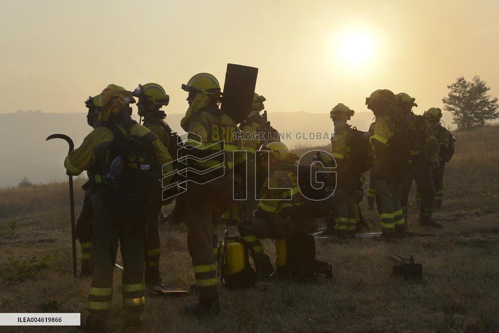 The forest fire in Vilardevós (Ourense) is still active.