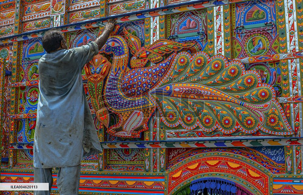 Artisans Preserve Legacy of Truck Painting - Pakistan