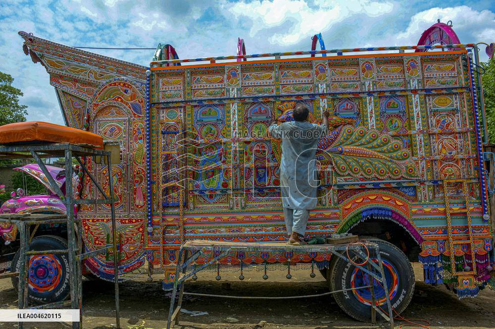 Artisans Preserve Legacy of Truck Painting - Pakistan