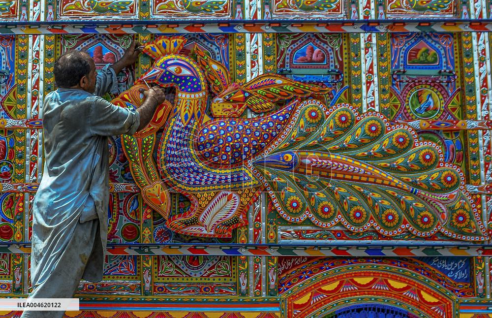 Artisans Preserve Legacy of Truck Painting - Pakistan