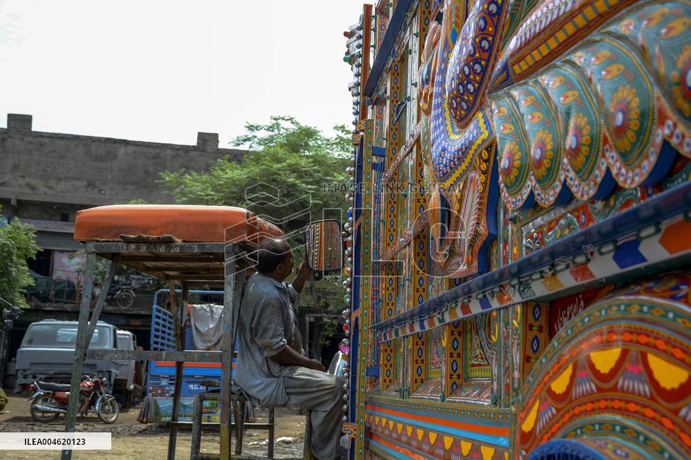 Artisans Preserve Legacy of Truck Painting - Pakistan