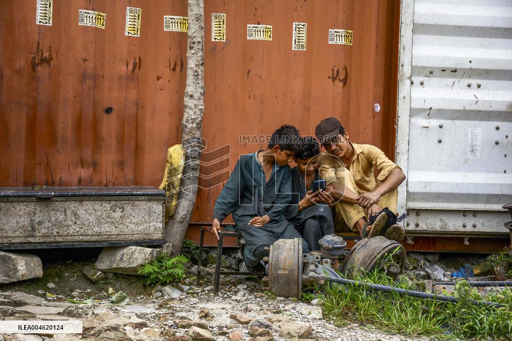 Artisans Preserve Legacy of Truck Painting - Pakistan