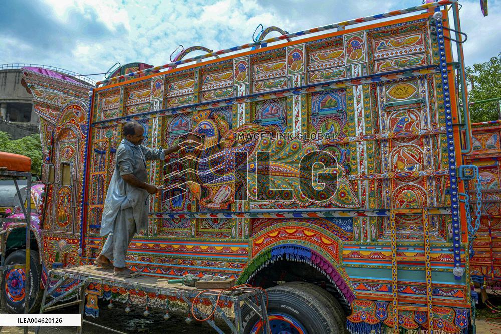 Artisans Preserve Legacy of Truck Painting - Pakistan