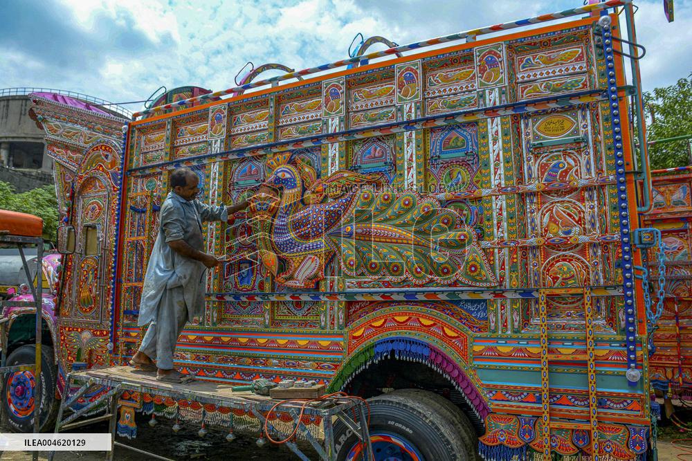 Artisans Preserve Legacy of Truck Painting - Pakistan