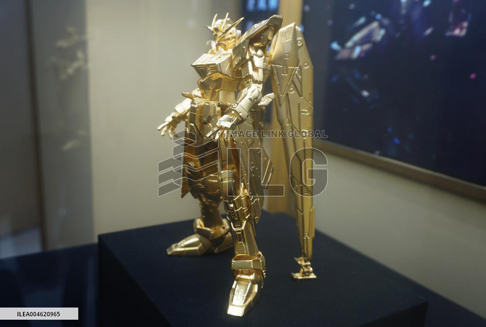 Gundam Golden Standing Statue