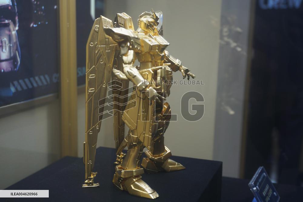 Gundam Golden Standing Statue