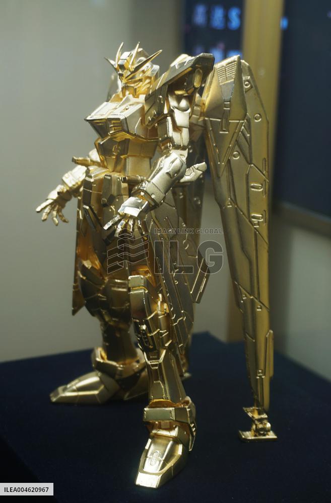 Gundam Golden Standing Statue