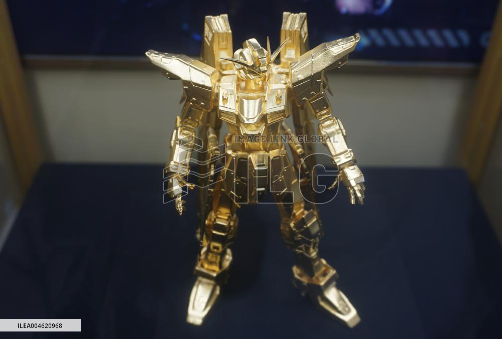 Gundam Golden Standing Statue