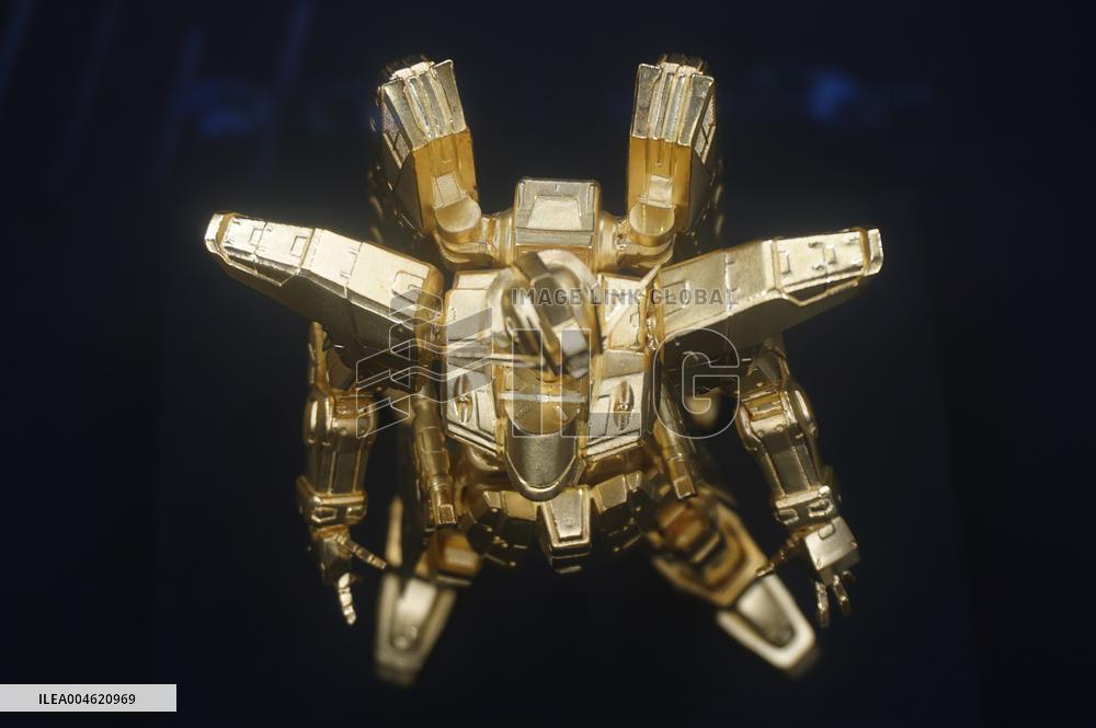 Gundam Golden Standing Statue