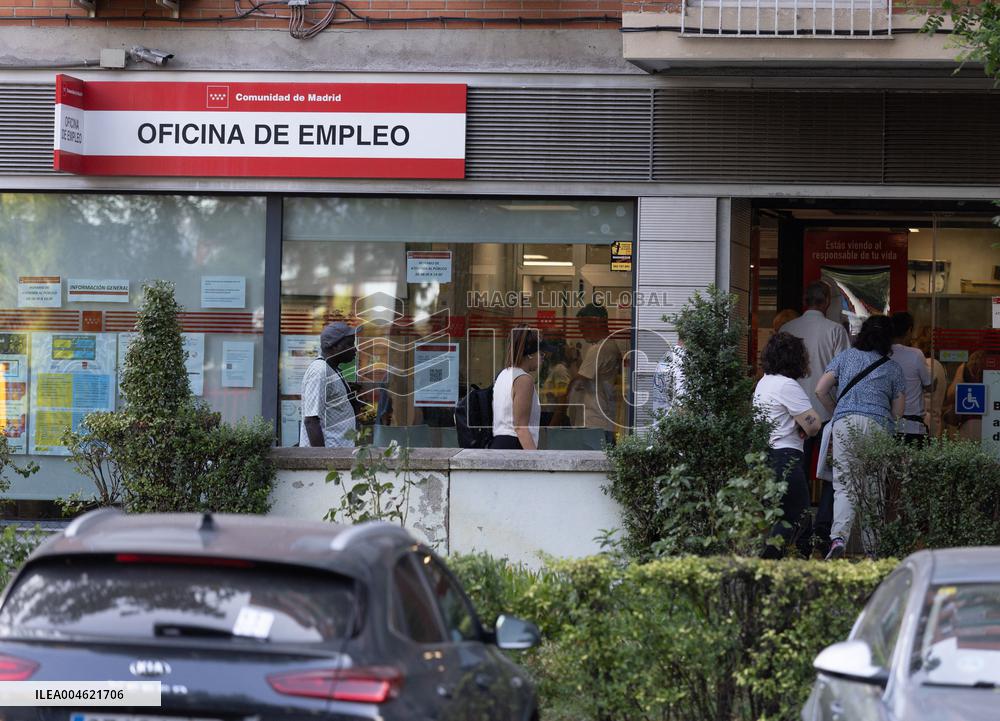 Unemployment in Spain Drops to 2.4 Million Lowest in 18 Years