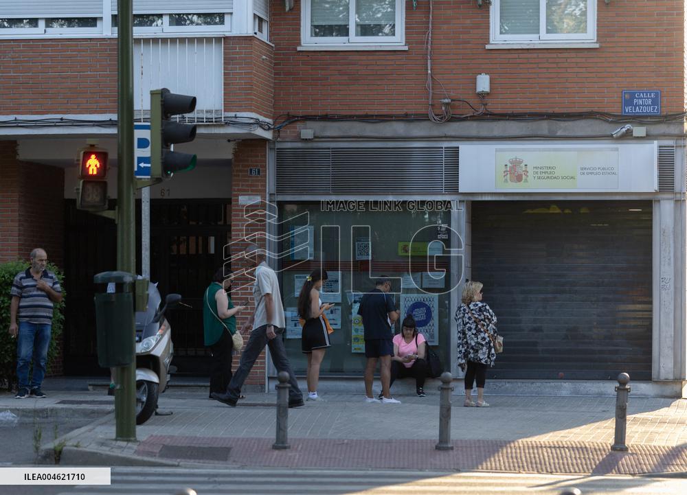 Unemployment in Spain Drops to 2.4 Million Lowest in 18 Years