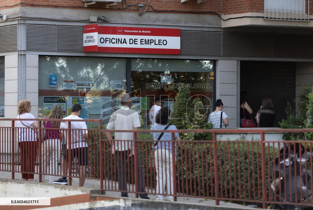 Unemployment in Spain Drops to 2.4 Million Lowest in 18 Years