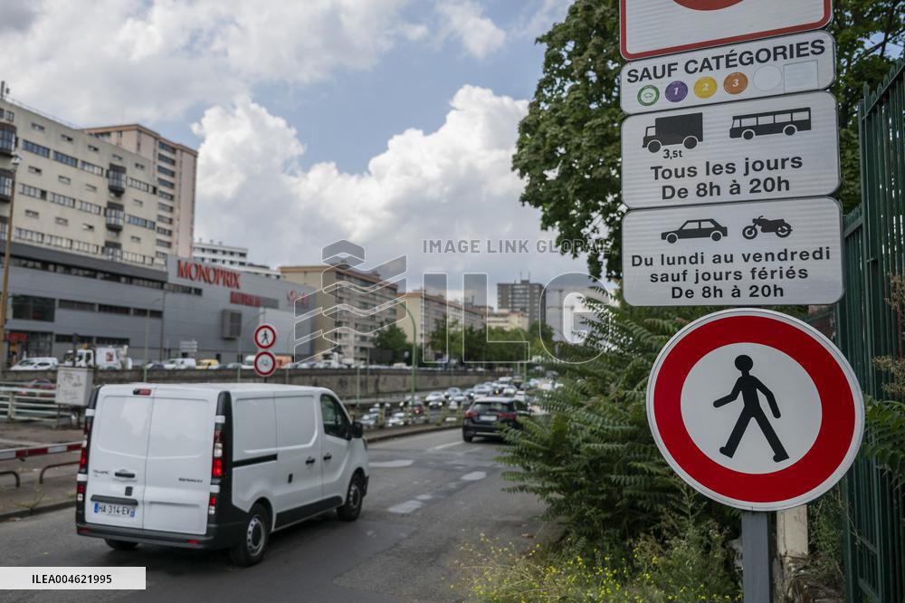 Illustration - Ring Road with ZFE Sign and Crit'Air Stickers - Paris
