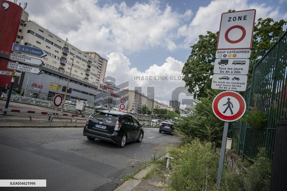Illustration - Ring Road with ZFE Sign and Crit'Air Stickers - Paris