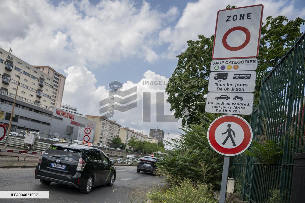 Illustration - Ring Road with ZFE Sign and Crit'Air Stickers - Paris