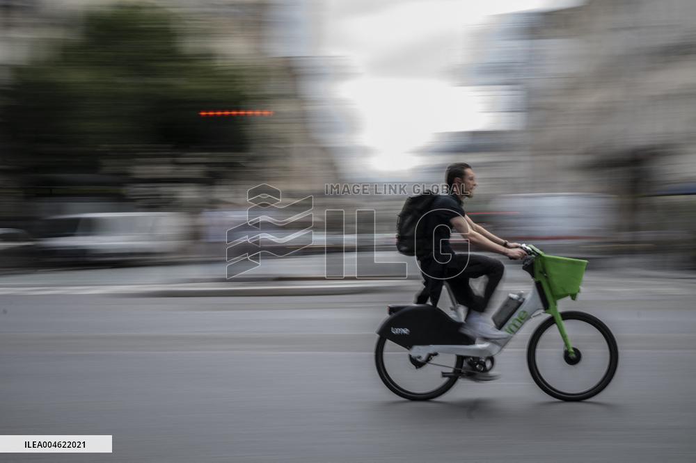 Illustration - Cyclists in Paris - Paris