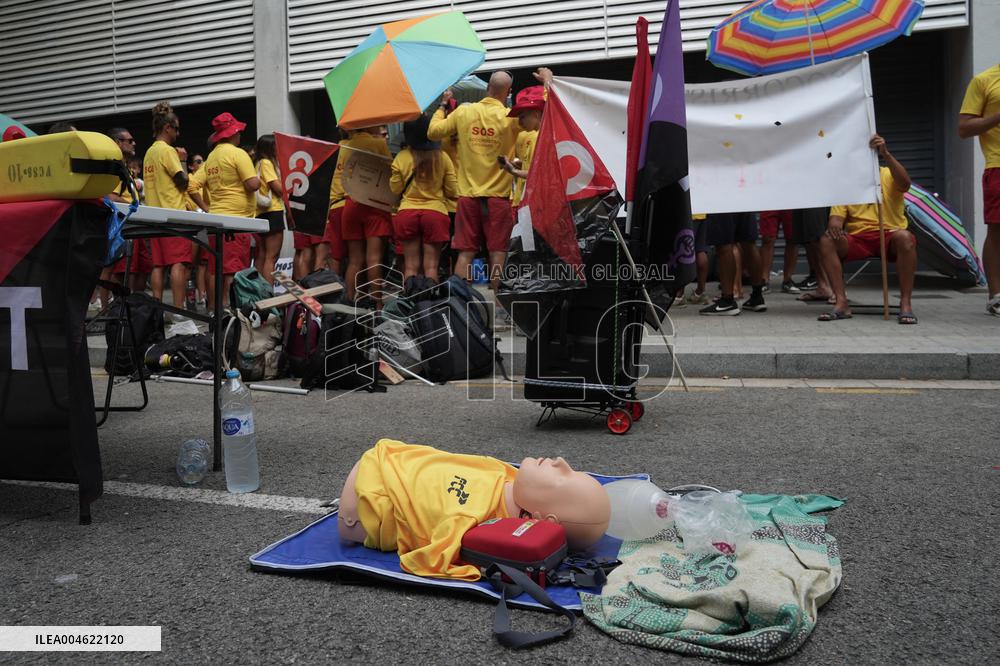 Indefinite Strike of Lifeguards Continues in Barcelona - Spain