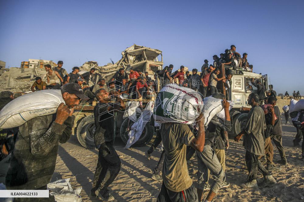 Chaos and Desperation at Gaza Aid Point - Palestine
