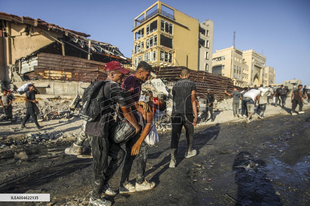 Chaos and Desperation at Gaza Aid Point - Palestine