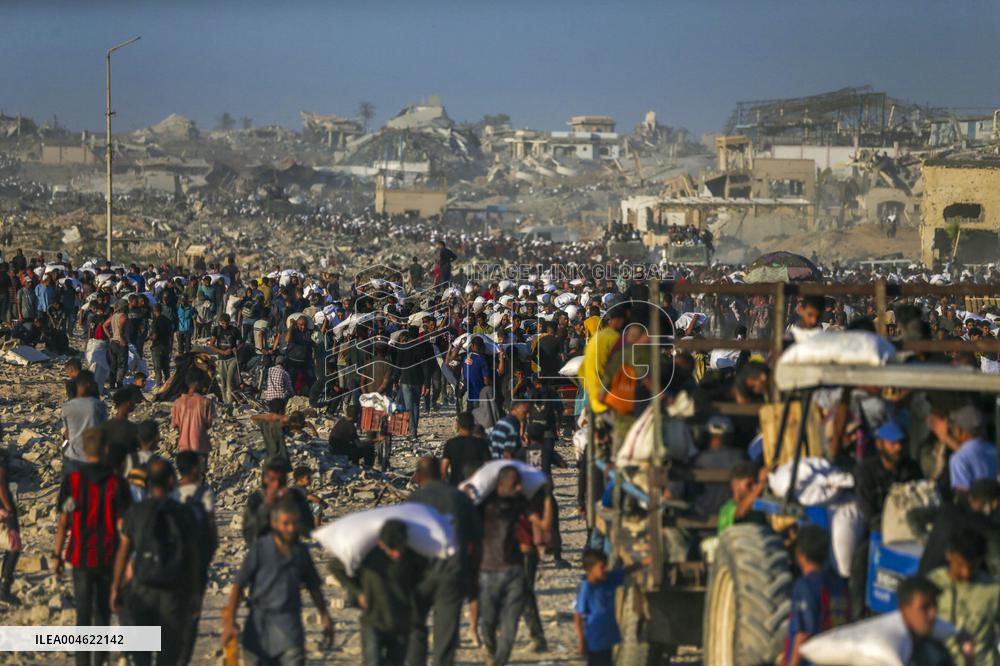 Chaos and Desperation at Gaza Aid Point - Palestine