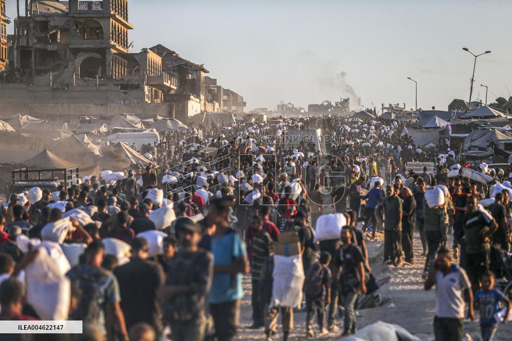 Chaos and Desperation at Gaza Aid Point - Palestine