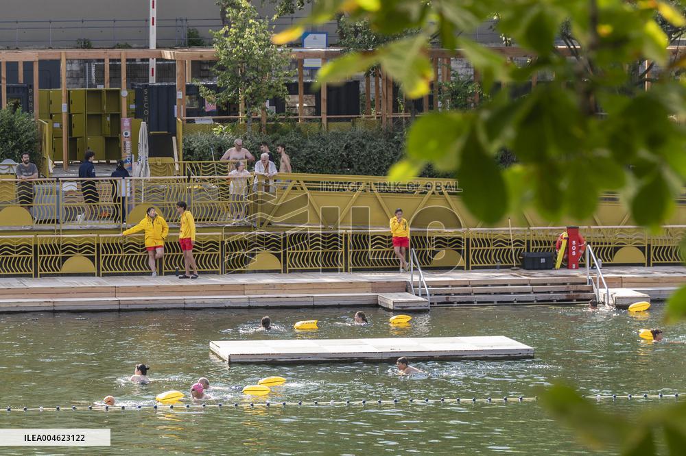 People are Swimming in the Seine - Paris