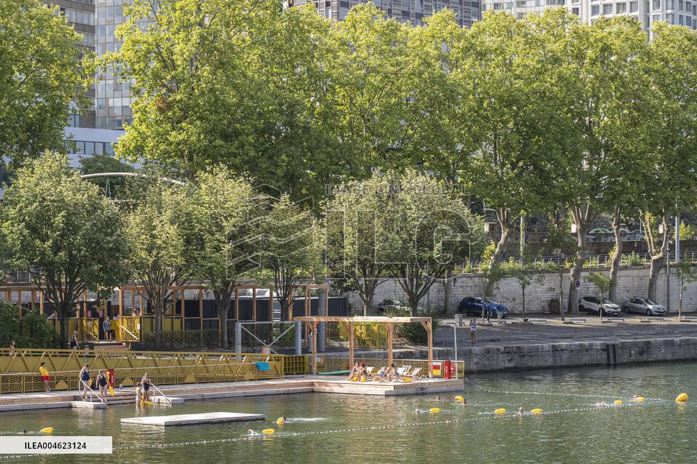 People are Swimming in the Seine - Paris