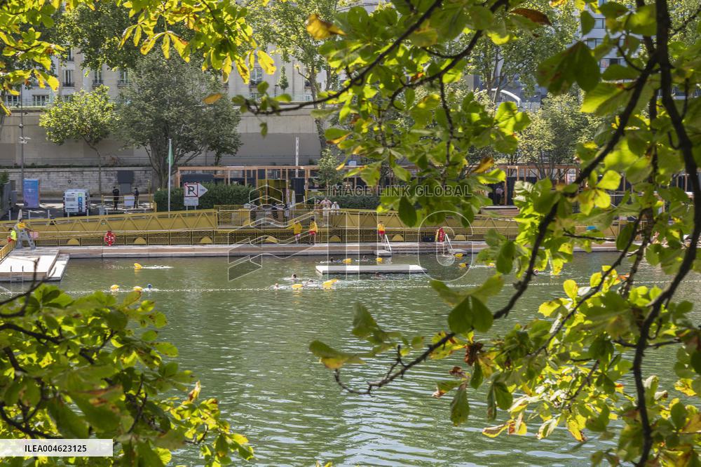 People are Swimming in the Seine - Paris