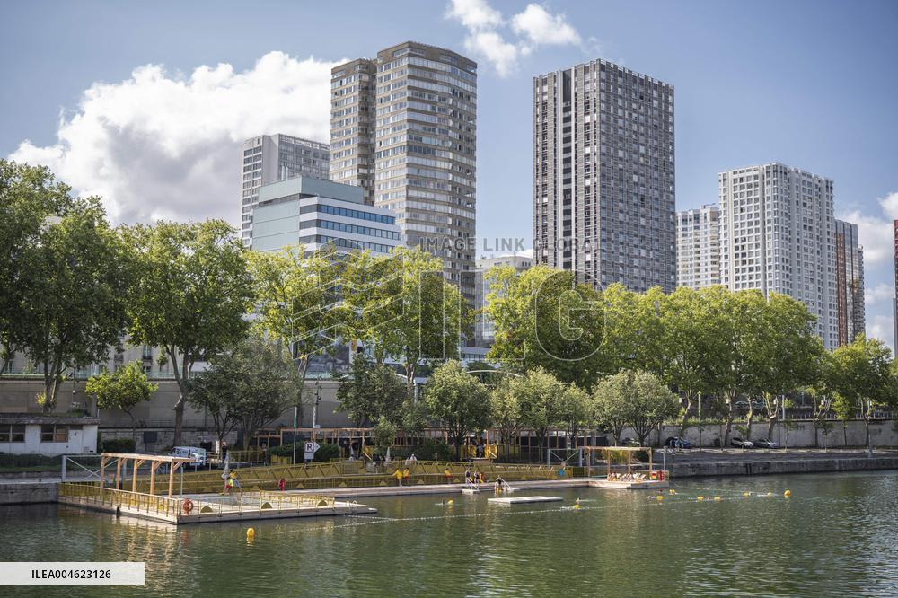 People are Swimming in the Seine - Paris