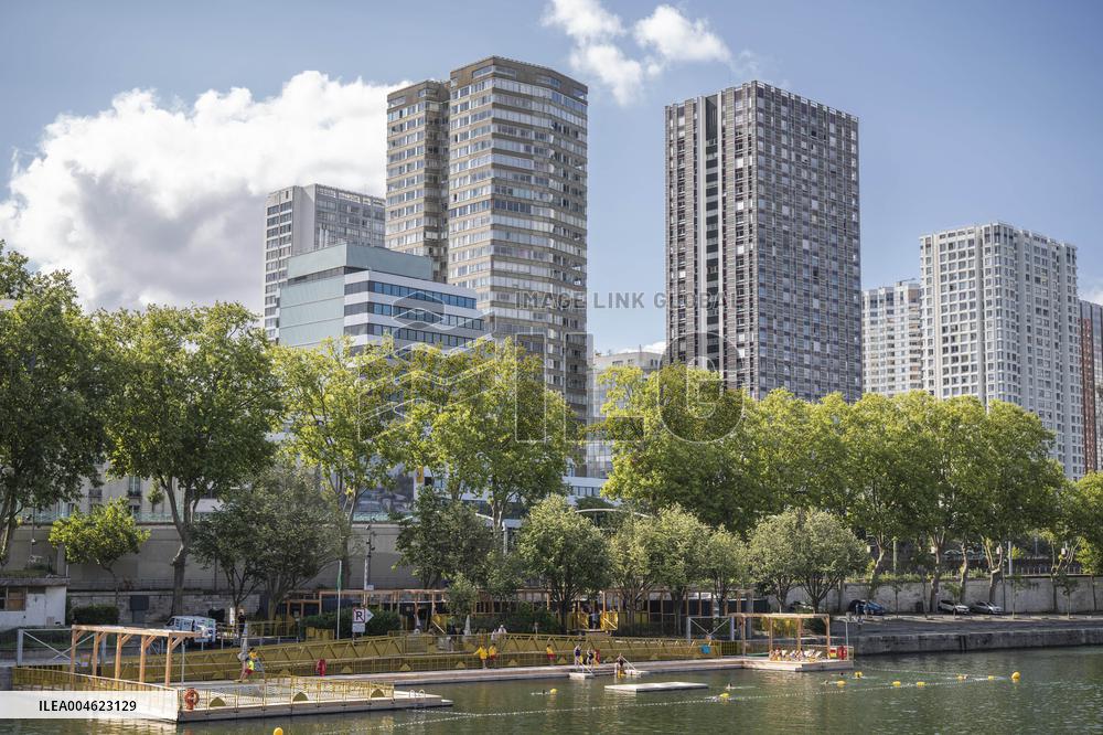 People are Swimming in the Seine - Paris