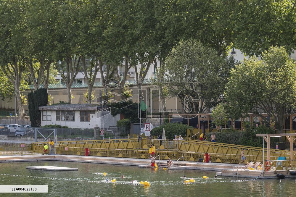 People are Swimming in the Seine - Paris