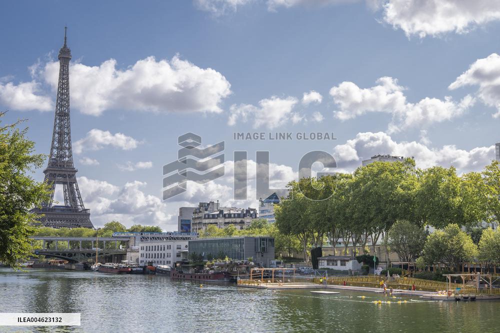 People are Swimming in the Seine - Paris