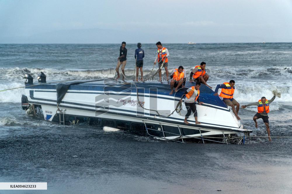2 Dead And 1 Missing After Fast Boat Sinks Off Bali - Indonesia
