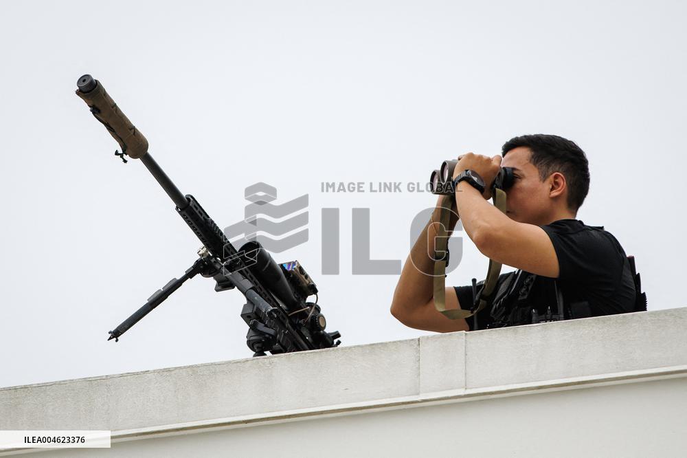 DC: President Trump walks on roof of the West Wing of the White House