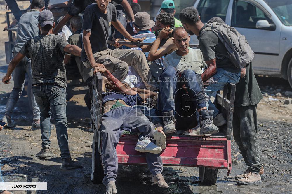 Gazans Flock to Aid Distribution Point - Gaza