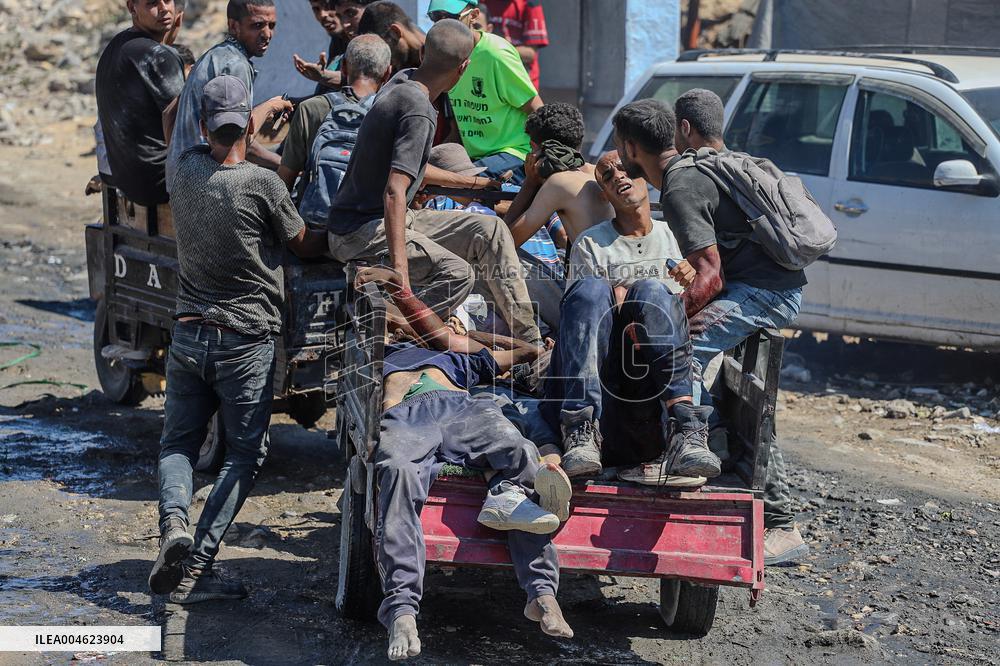 Gazans Flock to Aid Distribution Point - Gaza