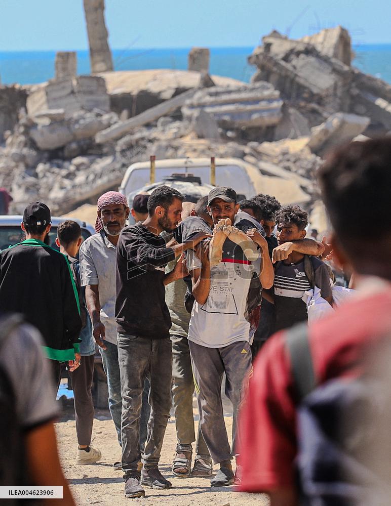 Gazans Flock to Aid Distribution Point - Gaza