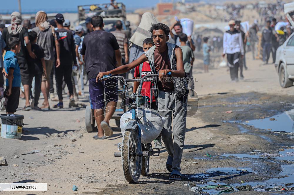 Gazans Flock to Aid Distribution Point - Gaza