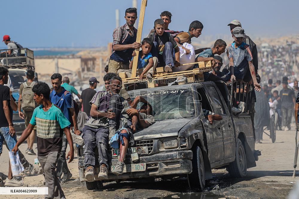 Gazans Flock to Aid Distribution Point - Gaza