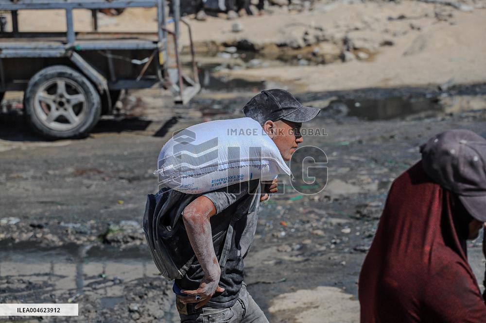 Gazans Flock to Aid Distribution Point - Gaza