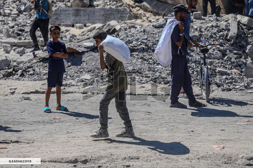 Gazans Flock to Aid Distribution Point - Gaza