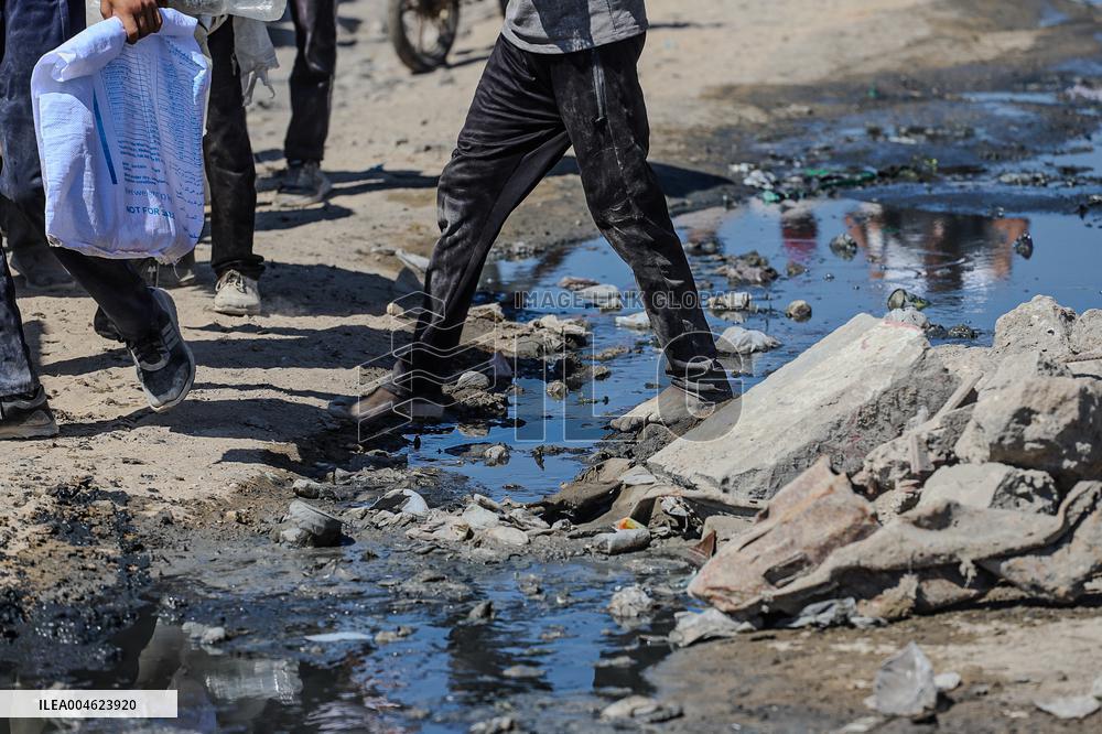 Gazans Flock to Aid Distribution Point - Gaza