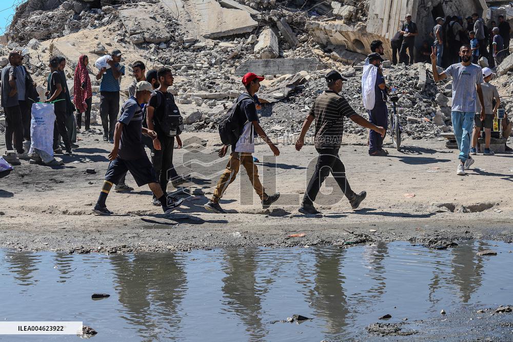 Gazans Flock to Aid Distribution Point - Gaza