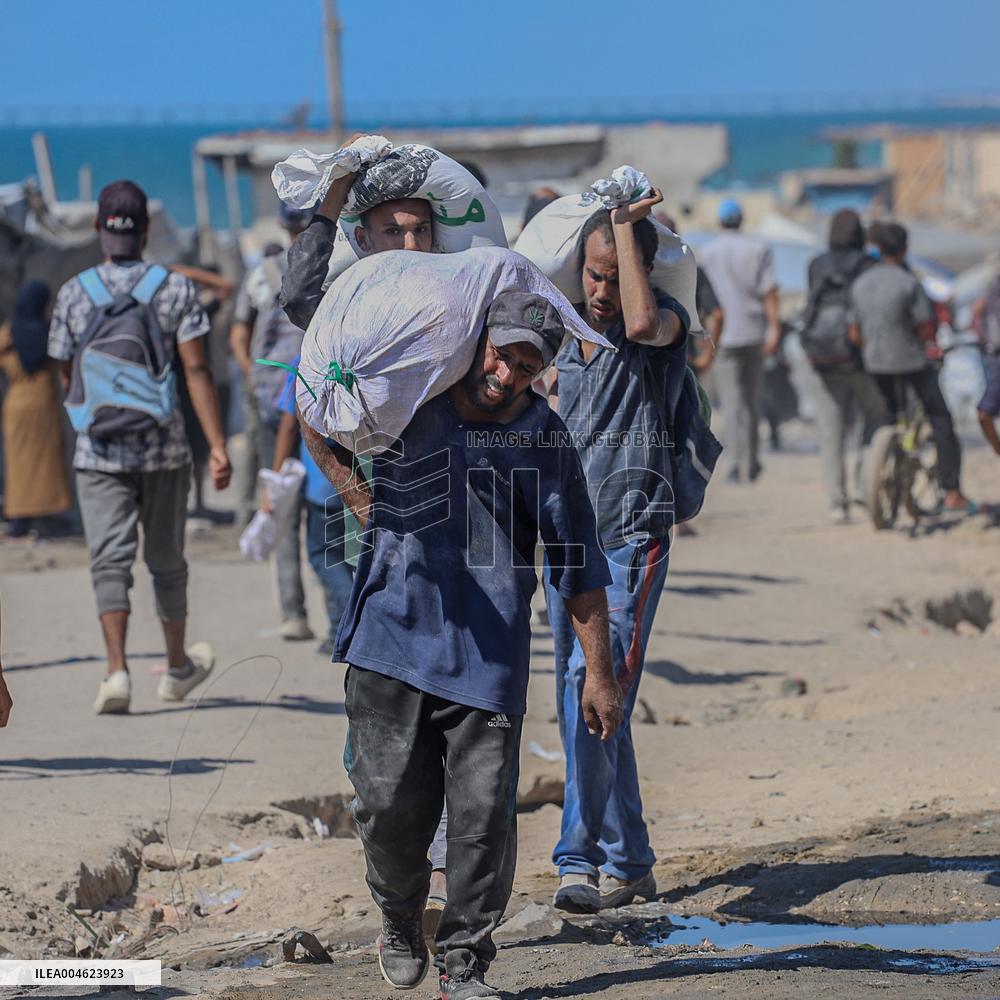 Gazans Flock to Aid Distribution Point - Gaza