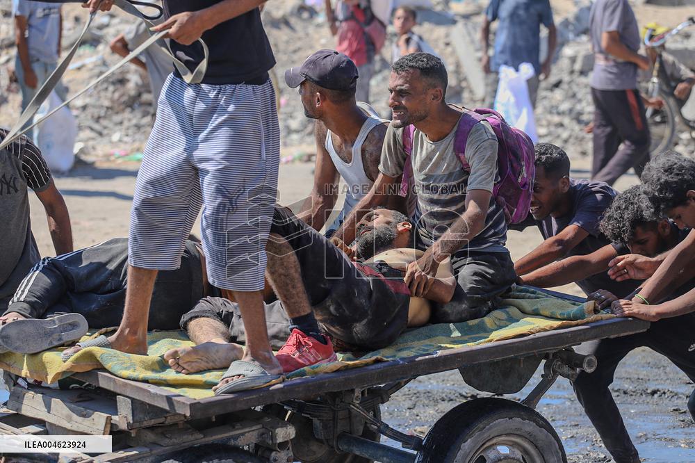 Gazans Flock to Aid Distribution Point - Gaza