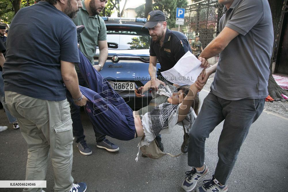 Protest for 'Free Palestine' at Egyptian Consulate - Milan