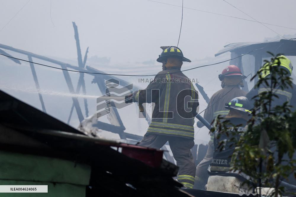 Huge Fire Hits Manila Slum - Philippines